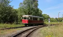 In Straßberg (Harz) kommt uns mit 187 011 der Nahverkehrszug 8952 (Eisfelder Talmühle - Quedlinburg) entgegen.

Straßberg (Harz), 15. August 2017