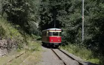 Nachdem sich unser Schotterzug in Unterberg eingeschlossen hatte (Somit bestand im Gleis links keine Gefahr. Das Bild habe ich während meines Praktikums und unter Aufsicht des Lokführers gemacht), kam uns 187 013 als P8972 (Nordhausen Nord - Quedlinburg) entgegen, hier beim verlassen des Bahnhofs Unterbergs.

Unterberg, 15. August 2017