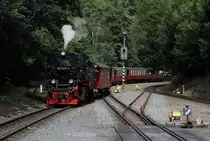 Im Bahnhof Eisfelder Talmühle mussten wir eine Kreuzung, bzw Überholung mit drei Personenzügen der HSB abwarten. Einer davon war P8903 (Wernigerode - Eisfelder Talmühle), der gerade mit 99 7237 in den Bahnhof einfährt.

Eisfelder Talmühle, 15. August 2017