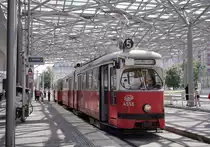 Wien Wiener Linien SL 5 (E1 4556 + c3 1207) II, Leopoldstadt, Praterstern am 4. August 2010. - Sowohl die SL 5 als E1+c2/c3-Garnituren sowie den Praterstern kenne ich seit meinem ersten Besuch 1969 in Wien, und deshalb habe ich dieses Bild als mein Bild Nr. 10.000 auf BB.de gewählt. - 
Im August 2010 hatte ich vier Kameras nach Wien mitgebracht, teils um meinen alten analogen Kameras, einer Kodak Retina Automatic II, die ich 1968 gekauft hatte, und meiner Leica CL, die 1976 gekauft worden war, samt einer neueren Kamera, einer Leica C2, die wenige Jahre vorher erworben worden war und mit der ich nie ganz zufrieden wurde, noch eine letzte Chance zu geben, teils um eine ein Jahr fruher erworbene gebrauchte Digitalkamera, eine Nikon Coolpix 5000, besser kennen zu lernen; die Qualität der Digitalkamera hätte viel besser sein können! - Mit der Kodak Retina (deren  Dienst  nach der Reise zu Ende war) und der Leica C2 machte ich Farbnegative und mit der Leica CL Farbnegative und Farbdiapositive. - Für das hochgeladene Foto benutzte ich meine Leica CL. Der Film war ein Fuji S-200 für Farbnegative.