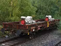 Ein in Bahnhofsnähe abgestellter Flachwagen, abgelichtet Ende September 2017 in Hattingen.