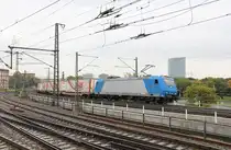 185 523 hat den Mannheimer Hauptbahnhof soeben passiert und wird in wenigen Stunden das Ziel Bettembourg erreichen.
Aufgenommen am 30. September 2017 in Mannheim.
Für welches EVU die Lok aktuell fährt, ist mir leider nicht bekannt.
