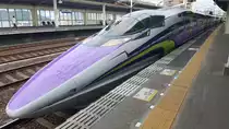 Serie 500 Set V2  500 TYPE EVA  (Kodama 730) im Bahnhof Tokuyama, am 27.08.2016
Inspiriert durch den bekannten Anime  Neon Genesis Evangelion  wurde diese einzigartige Farbgebung zum 40. Jubiläum des Sanyo Shinkansen bzw. 20. Jubiläum von  Neon Genesis Evangelion  im November 2015 vorgestellt. Bis zum Frühjahr 2018 soll der Zug in dieser Farbe verkehren.