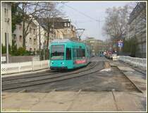 Nachdem die Strecke zum Sandhof nach der letzten Befahrung Ende Mai 2005 im Juli 2005 gesperrt, der Strom abgeschaltet und die Weiche in Kurvenstellung verschwei�t wurde, um ein Geradeausfahren in die Paul-Ehrlich-Stra�e unm�glich zu machen, wurde Ende Juli 2005 auch der Fahrdraht auf dem Streckenabschnitt demontiert. Ende M�rz 2007 wurde die Weiche ausgebaut, die Gleise wurden gekappt und eine neue Gleiskurve gebaut. Am 29.03.2007 befuhr der R-Triebwagen 006 auf dem 14. Zug der Linie 21 zum Stadion die noch nicht ganz fertiggestellte Kurve, im Vordergrund sind die abgetrennten Gleise der Strecke zu sehen, die hier vor der Stillegung in die Strecke zum Hauptbahnhof und nach Sachsenhausen einm�ndete. 