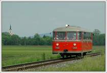 F�r eine private Gesellschaft, die am 12.5.2007 den Sondierstollen des Koralmtunnels besuchte, wurde von Graz aus VT 10.02 als SPz 8509 nach Deutschlandsberg, respektive bis zur Leibenfelder H�he in Verkehr gesetzt. Die Aufnahme entstand kurz nach Gro� St. Florian, mit der Kirche von Gr. St. Florian im Hintergrund.