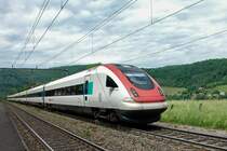 RABDe 500 012-0   Jean Rudolf von Salis  , Schweizer Schrifsteller und Historiker 1901-1996. Volle Konzentration auf die Aufnahme, wenn der ICN angesaust kommt. Manchmal dr�ckt man leider auch zu sp�t ab. Hornussen im Aargau am 13.5.2007.