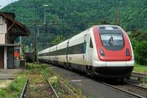 RABDe 500 029-4. Noch ein Nachschuss auf den ICN. Links das Bahnhofgeb�ude des stillgelegten Bhf. Hornussen im Aargau. 13.5.2007