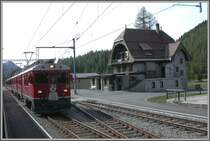400 H�henmeter unter der Alp Gr�m liegt die Ausweichstelle Cavaglia auf 1692m �./M.. Dort kreuzen wir den D970  TreninoRosso , was der Berninaexpress f�r die Italiener ist.Dieser Zug verkehrt allerdings nur auf der Berninastrecke nach St.Moritz und zur�ck. Die gut besetzten Panoramawagen werden gezogen von ABe 4/4 55 und 52. (08.05.2007)