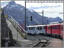 In einer scharfen Linkskurve mit nachfolgender Schleife nach rechts verl�sst R1617 die Station Alp Gr�m. (08.05.2007)
