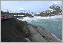 Bald erreicht der Regionalzug 1617 das Seeende und beginnt den Abstieg nach Alp Gr�m. (08.05.2007)