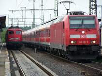 Am 10.05.07 standen die Br.146 225-8 mit ihren Ex-Silberlingen zur Abfahrt nach Stuttgart Hbf bereit, und die Br.110 460-3 zur Abfahrt in Richtung Donauw�rth Hbf. Aufgenommen im Bahnhof Aalen.