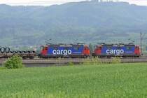 Re 421 386 und Re 421 393 mit G�terzug kurz vor Frick