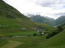 Die Stelle etwas weiter unten ist bekannt von zahlreichen Kalenderfotos. Ein Regionalzug im Tal der Furkareuss bei Hospental am 06.07.2005, aufgenommen von der Furkapassstra�e.