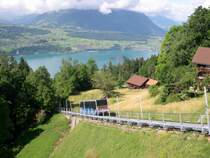 Die erst 2004 und 2005 renovierte und mit Panoramaverglasung versehene Beatenbergbahn am Thunersee bringt am 08.07.2005 einen weiteren Schwung Wanderer in das Wandergebiet am Beatenberg und Niederhorn. Die technischen Daten: 1.705m lang, Steigung bis 40 %o, H�henunterschied 557m in ca. 10 min. Zu erreichen mit dem Schiff ab Spiez oder dem Bus ab Interlaken oder Thun. Fazit: Lohnenswert!