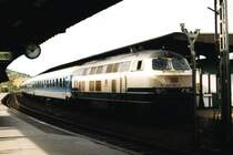 218 902-5 mit IR 2643 “Brocken” Aachen-Leipzig auf Bahnhof Goslar am 17-10-1997. Bild und scan: Date Jan de Vries.


