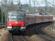 Ein 420 Vollzug verl�sst Rohr in Richung Stuttgart auf der S2 im Juli 2006. In Stuttgart werden in den 420ern am Zugende keine Zugrichtungen reingekurbelt, da sie beim Durchfahren des Kehrtunnels Schwabstrasse nicht ge�ndert werden k�nnten. Darum l�sst man sie einfach ganz weg, auch auf den Routen, die nicht in der Schwabstrasse enden um ein einheitliches Bild zu schaffen.