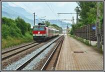 Die 1044 005 bespannte am 17.06.05 den InterCity 512  Hotel IBIS  von Graz nach Innsbruck und durchf�hrt den Haltepunkt Stans b. Schwaz.