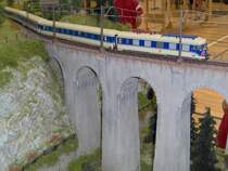 Ein �BB Transalpin f�hrt gerade �ber eine hohe Br�cke.