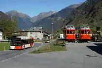 Verein Sernftalbahn:
EINST UND JETZT
DAS WAR DIE SERNFTALBAHN
Die drei modernen Triebwagen CFe  4/4   5 – 7  wurden bei der SeTB im Jahre 1949 in den Betrieb genommen.
  
Nach der Stillegung der Sernftalbahn im Jahre 1969 wurden sie von der Aigle-Ollon-Monthey-Champéry-Bahn übernommen, wo sie bis 1986 als BDe 4/4 111-113 auf der Talstrecke Aigle-Monthey zuverlässig ihren Dienst leisteten.
 
Nach der Ausmusterung im Wallis gelangten sie 1986 nach Oberösterreich zu Stern & Hafferl.  Als BD4 ET 26 108, 109 und 110 fanden sie auf der Attergau- und Traunseebahn  ihre neue Heimat.
Beim Depotbrand in Attersee im Jahr 1987 wurde der Triebwagen 26 108 derart stark zersört, dass er abgebrochen werden musste. 
Mit der Inbetriebnahme von neuen Niederflur-Gelenkfahrzeugen wurden sie auch in Oberösterreich nicht mehr gebraucht.

In den Jahren 2016 und 2017 kehrten beide verbliebenen Triebwagen mit der Originalbemalung SeTB  zurück in ihre Heimat nach Elm. 
Vom Verein Sernftalban werden sie als Kulturgut erhalten.
Die Aufnahmen sind am 12. Oktober 2017 in Elm entstanden.
Foto: Walter Ruetsch
