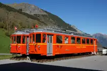 Verein Sernftalbahn:
DAS WAR DIE SERNFTALBAHN
Die drei modernen Triebwagen CFe  4/4   5 – 7  wurden bei der SeTB im Jahre 1949 in den Betrieb genommen.
  
Nach der Stillegung der Sernftalbahn im Jahre 1969 wurden sie von der Aigle-Ollon-Monthey-Champéry-Bahn übernommen, wo sie bis 1986 als BDe 4/4 111-113 auf der Talstrecke Aigle-Monthey zuverlässig ihren Dienst leisteten.
 
Nach der Ausmusterung im Wallis gelangten sie 1986 nach Oberösterreich zu Stern & Hafferl.  Als BD4 ET 26 108, 109 und 110 fanden sie auf der Attergau- und Traunseebahn  ihre neue Heimat.
Beim Depotbrand in Attersee im Jahr 1987 wurde der Triebwagen 26 108 derart stark zersört, dass er abgebrochen werden musste. 
Mit der Inbetriebnahme von neuen Niederflur-Gelenkfahrzeugen wurden sie auch in Oberösterreich nicht mehr gebraucht.

In den Jahren 2016 und 2017 kehrten beide verbliebenen Triebwagen mit der Originalbemalung SeTB  zurück in ihre Heimat nach Elm. 
Vom Verein Sernftalban werden sie als Kulturgut erhalten.
Die Aufnahmen sind am 12. Oktober 2017 in Elm entstanden.
Foto: Walter Ruetsch
