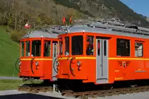 Verein Sernftalbahn:
DAS WAR DIE SERNFTALBAHN
Die drei modernen Triebwagen CFe  4/4   5 – 7  wurden bei der SeTB im Jahre 1949 in den Betrieb genommen.
  
Nach der Stillegung der Sernftalbahn im Jahre 1969 wurden sie von der Aigle-Ollon-Monthey-Champéry-Bahn übernommen, wo sie bis 1986 als BDe 4/4 111-113 auf der Talstrecke Aigle-Monthey zuverlässig ihren Dienst leisteten.
 
Nach der Ausmusterung im Wallis gelangten sie 1986 nach Oberösterreich zu Stern & Hafferl.  Als BD4 ET 26 108, 109 und 110 fanden sie auf der Attergau- und Traunseebahn  ihre neue Heimat.
Beim Depotbrand in Attersee im Jahr 1987 wurde der Triebwagen 26 108 derart stark zersört, dass er abgebrochen werden musste. 
Mit der Inbetriebnahme von neuen Niederflur-Gelenkfahrzeugen wurden sie auch in Oberösterreich nicht mehr gebraucht.

In den Jahren 2016 und 2017 kehrten beide verbliebenen Triebwagen mit der Originalbemalung SeTB  zurück in ihre Heimat nach Elm. 
Vom Verein Sernftalban werden sie als Kulturgut erhalten.
Die Aufnahmen sind am 12. Oktober 2017 in Elm entstanden.
Foto: Walter Ruetsch
