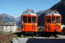 Verein Sernftalbahn:
DAS WAR DIE SERNFTALBAHN
Die drei modernen Triebwagen CFe  4/4   5 – 7  wurden bei der SeTB im Jahre 1949 in den Betrieb genommen.
  
Nach der Stillegung der Sernftalbahn im Jahre 1969 wurden sie von der Aigle-Ollon-Monthey-Champéry-Bahn übernommen, wo sie bis 1986 als BDe 4/4 111-113 auf der Talstrecke Aigle-Monthey zuverlässig ihren Dienst leisteten.
 
Nach der Ausmusterung im Wallis gelangten sie 1986 nach Oberösterreich zu Stern & Hafferl.  Als BD4 ET 26 108, 109 und 110 fanden sie auf der Attergau- und Traunseebahn  ihre neue Heimat.
Beim Depotbrand in Attersee im Jahr 1987 wurde der Triebwagen 26 108 derart stark zersört, dass er abgebrochen werden musste. 
Mit der Inbetriebnahme von neuen Niederflur-Gelenkfahrzeugen wurden sie auch in Oberösterreich nicht mehr gebraucht.

In den Jahren 2016 und 2017 kehrten beide verbliebenen Triebwagen mit der Originalbemalung SeTB  zurück in ihre Heimat nach Elm. 
Vom Verein Sernftalban werden sie als Kulturgut erhalten.
Die Aufnahmen sind am 12. Oktober 2017 in Elm entstanden.
Foto: Walter Ruetsch
