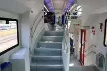 Blick zum Aufgang Richtung Oberstock in einem modernisierten, in Magdeburg beheimateten DABpbzfa 762 im Einsatz für die S-Bahn Mitteldeutschland. Aufgenommen in S 37737 (S7) an ihrem Startbahnhof Halle-Nietleben. [10.9.2017 | 13:20 Uhr]