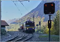 Der MOB Gem 2/2 2504 wird gleich in den 2424 Meter langen Jaman Tunnel (der sich hinter meinem Rücken befindet) einfahren. 
Les Cases, den 11. Okt. 2017