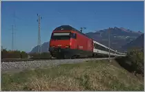 Weder Re 460 noch EW IV sind auf der Simplon Strecke Lausanne - Brig was  besonders  doch seit die  Walliser  IR  verpendelt mit der Lok Seite Genève fahren, sind Bilder mit Re 460 im Morgenlicht kaum mehr möglich; um so mehr freute ich mich, dass der IR 1813 mit einem Modul und der Re 460 006-0 verstärkt, mir die Gelegenheit zu einem solchen bot.
Bei Bex, den 11. Okt. 2017