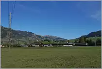Zwischen Gstaad und Saanen zieht die MOB GDe 4/4 6004  Interlaken  ihren MOB Panoramic Zug 3115 Richtung Montreux.
10. Okt. 2017