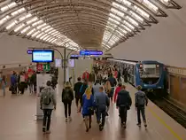 Reges Treiben in der Metro-Station Sadovar, die mit einer interessanten Deckenbeleuchtung beeindruckt.
St. Petersburg, 10.9.2017
