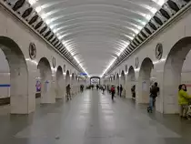 Ruhige Minute in der Station Technologisches Institut, kurz nachdem die Züge der Linien 1 und 2 abgefahren sind.
St. Petersburg, 10.9.2017