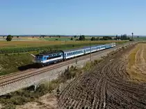 Die 242 211 mit einem R nach České Budějovice am 05.08.2017 unterwegs bei Horusice.