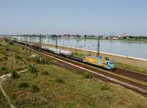 Die 610 101 mit einem Kesselzug am 27.08.2017 bei der Durchfahrt in Komárom.