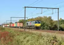 In Lummen gerät mir am Samstag den 14.10.2017 diese Crossrail mit einem Kastelzug gen Aachen West fahrend vor die Linse, am Zugschluss läuft eine zweite Maschine.