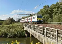 Der Triebwagen 433 ist als IC fahrend hier kurz vor der Demer-Brücke am Samstagnachmittag unterwegs. 14.10.2017