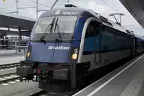 Die von den Ceské dráhy (CD) angemietete ÖBB 1216 237 im CD-Railjet-Design ist abends am 08.10.2016 von Prag kommend in Graz Hbf eingetroffen und wartet nun auf die Rückfahrt nach Wien.