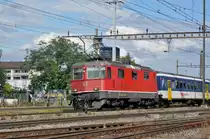 Re 4/4 II 11134 durchfährt den Bahnhof Pratteln. Die Aufnahme stammt vom 18.09.2017.