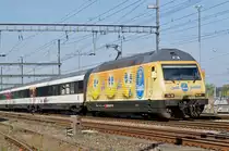 Re 460 029-2, mit der Chiquita Werbung, durchfährt den Bahnhof Muttenz. Die Aufnahme stammt vom 29.09.2017.