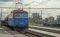 Die 123 016 hat am 12.10.2017 auf ihrem Weg in Richtung Norden durch den Bahnhof Všetaty einen Ganzzug mit Produkten eines großen europäischen PKW-Herstellers am Haken, die in diesem Fall aus Tschechien und Spanien stammen.  