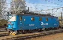 Die 123 001 der Cargosparte der ČD durcheilt am 12.10.2017 abgebügelt den Bahnhof Všetaty. Der gute Erhaltungszustand der weit über 40 Jahre alten Maschinen erstaunt, es werden davon noch einige im Güterverkehr auf der rechtselbischen Strecke verwendet. Hier hat sie einen Ganzzug aus leeren PKW-Transportwagen am Haken der wohl ins Skoda-Werk nach Nymburk geht 