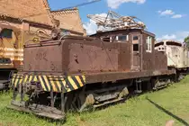 3kV Gleichstrom-E-Lok (Typ B-B-123/123 4GE255) im Eisenbahnmuseum Jundiai/Brasilien. Die Lok wurde 1924 von General Electric in den USA unter der Werksnummer 9408 gebaut und im Juni des gleichen Jahres von der Companhia Paulista de Vias Ferreas (CP) als Lok 502 in Dienst gestellt. Jundiai ist ein Zentrum des Kaffee-Anbaus in Brasilien. Die CP beförderte den Kaffee von Jundiai zum Hafen Santos. 12.10.2017

weitere Informationen:
http://vfco.brazilia.jor.br/locomotivas/Fepasa/15-locomotiva-BB-GE-1m60-6501-desenho.shtml