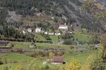 SBB Re 4/4 II Nr. 11195 am 13. Oktober 2017 mit dem EXT als Gotthard Panoramaexpress von Lugano nach Flüelen bei Wassen. In der Bildmitte sieht man noch das berühmte  Chileli vo Wassen .                                               