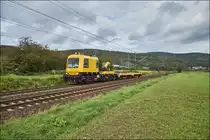 742 106 ein Gleisarbeitsfahrzeug der Netz Instandhaltung auf dem Weg nach Fulda ,gesehen am 04.10.2017 bei Reilos.
