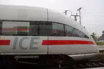 Der Blick aus dem verregneten Fenster von 642 725  Schloss Hundisburg  der Elbe-Saale-Bahn (DB Regio Südost) zeigt 411 519 (Tz 1119  Meißen ) als ICE 1514 (Linie 28) von Leipzig Hbf nach Hamburg-Altona, der in Lutherstadt Wittenberg Hbf auf Gleis 3 hält. [24.9.2017 | 10:55 Uhr]