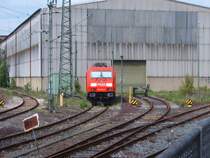 Na, wer schaut mich denn so ohne Mine an? Es ist wohl die frisch lackierte 185 283-9. Foto: 10.05.07, Aalen