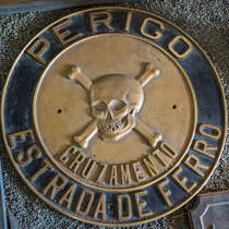 Andreaskreuz mal anders. Die Companhia Paulista (CP) führte ihre Warnschilder in massiven Messing aus. Eisenbahnmuseum Jundiai, 12.10.2017