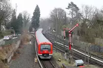 Ein 474er-Doppel, dessen genaue Nummern mir nicht bekannt sind, verlässt den Bahnhof Hamburg-Blankenese gen Innenstadt.
Aufgenommen am 29. Februar 2016.