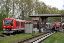 Kreuzung zweier S-Bahnen im Bahnhof Hamburg-Sülldorf.
Der Triebzug links trägt die Nummer 474 034.
Aufgenommen am 18. April 2017.