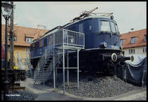 Am 17.7.1991 existierte noch das Unterfränkische Verkehrsmuseum in Gemünden. Zu den ausgestellten Exponaten zählte auch die Altbau E-Lok 118024 damals in noch blauer Lackierung. 